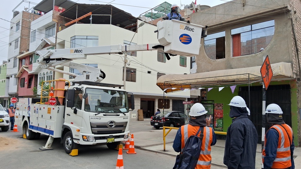 Por riesgo eléctrico, Luz del Sur realiza corte de cables de telecomunicaciones en sus redes de media tensión