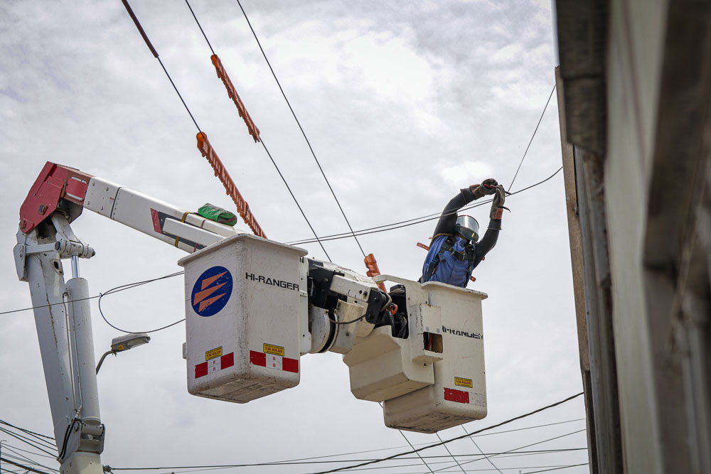 Cables de empresas de telecomunicaciones incumplen distancias mínimas de seguridad con redes eléctricas en Villa el Salvador